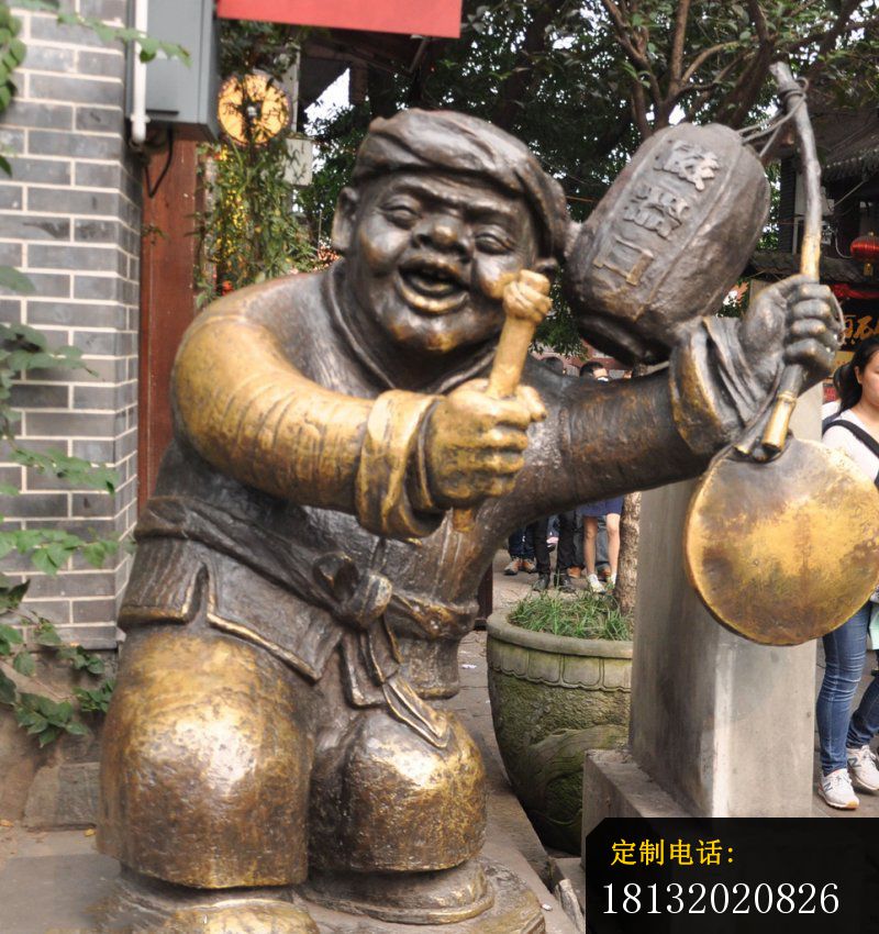 敲锣的人物铜雕，步行街景观铜雕_800*850