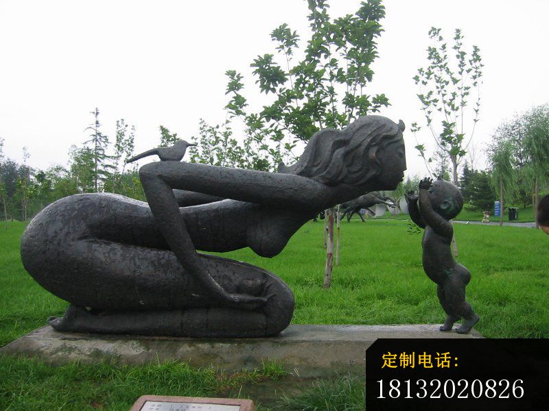 亲吻的母子铜雕，园林小品铜雕_800*600