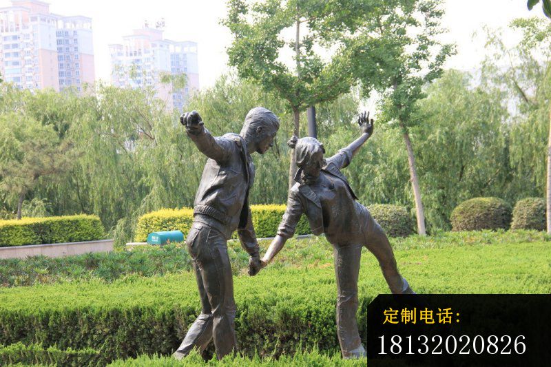 散步的情侣铜雕，公园人物铜雕_800*533