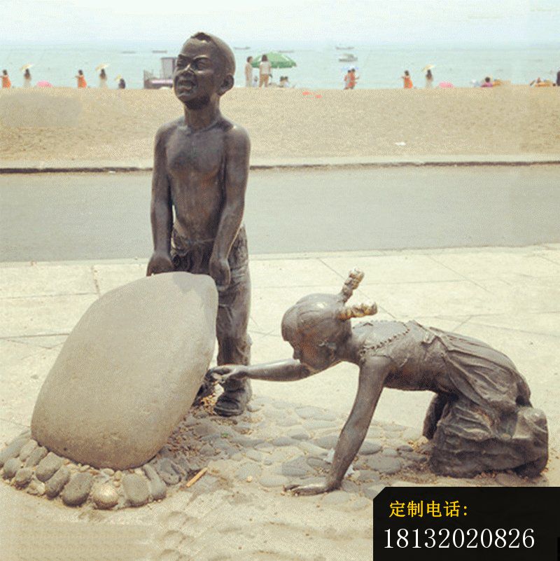 抬石头的小孩铜雕 海边景观铜雕_800*801