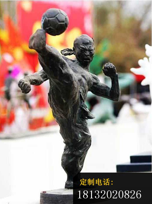 踢足球的人物铜雕，广场人物雕塑_514*688