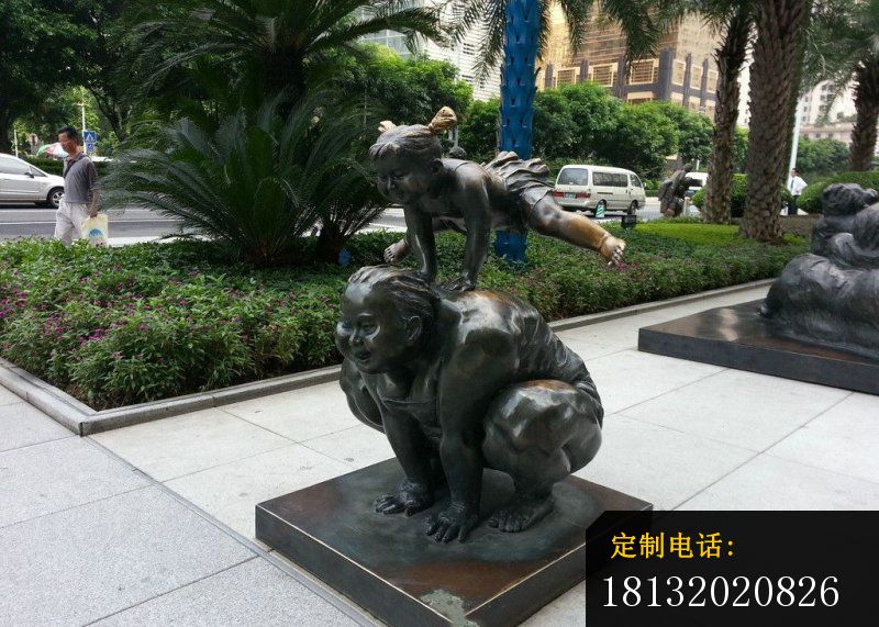 跳山羊的女孩铜雕步行街景观铜雕_800*571