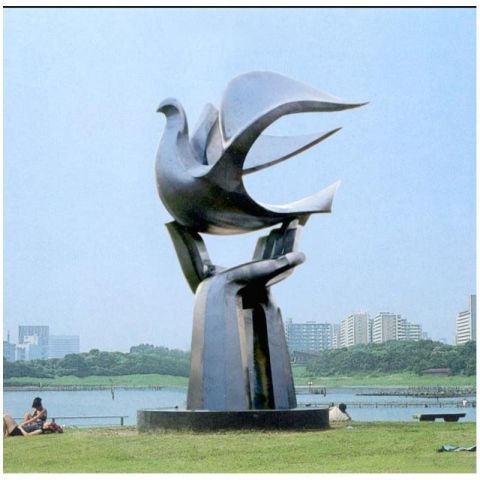 柳州公园不锈钢手托和平鸽雕塑