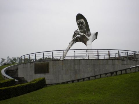 不锈钢抽象人物吹笛子雕塑