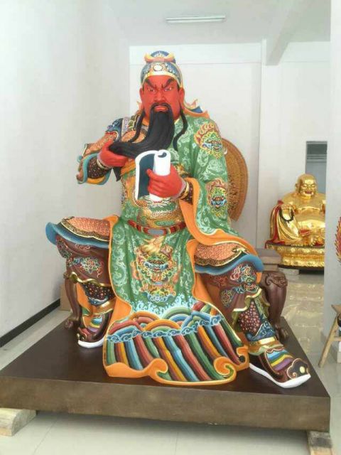 呼和浩特玻璃钢彩绘关公看书雕塑