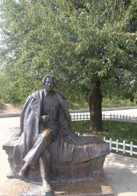 北京公园青年毛主席人物铜雕