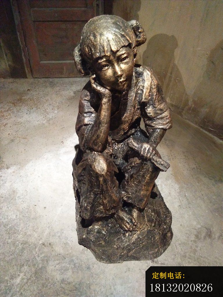 托腮的小女孩铜雕，公园人物铜雕_768*1024