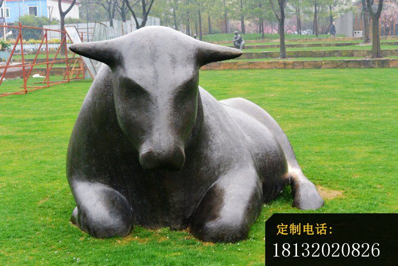 卧着的抽象牛铜雕，公园动物铜雕 (3)_800*535