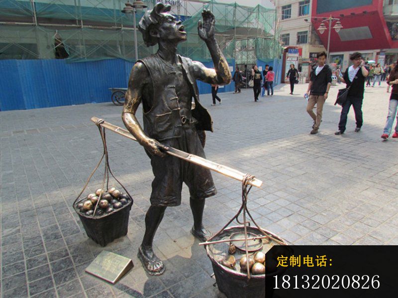 吆喝着卖橙子的人物铜雕，步行街景观铜雕_800*599