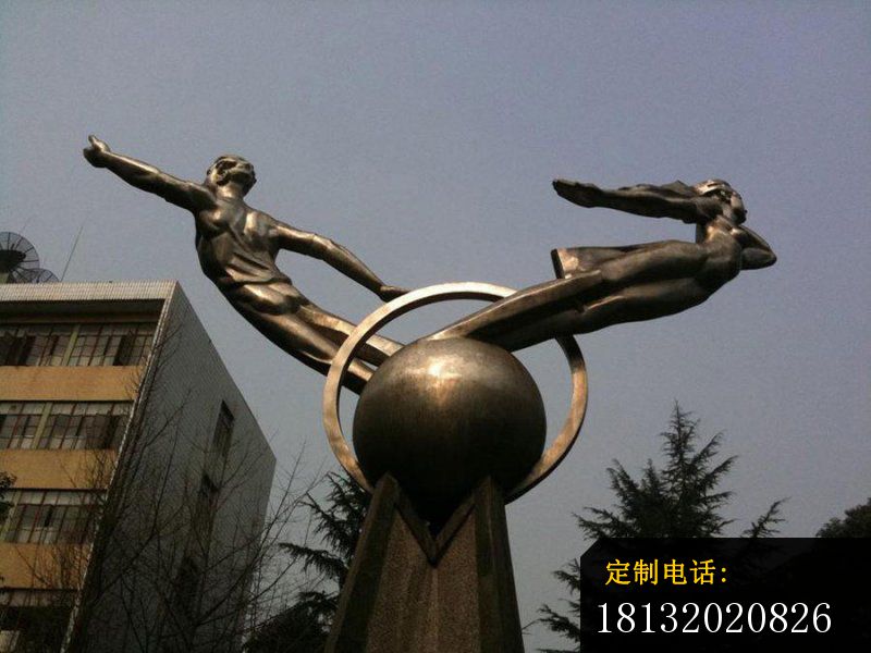 站在球上的人物铜雕，校园景观铜雕_800*600