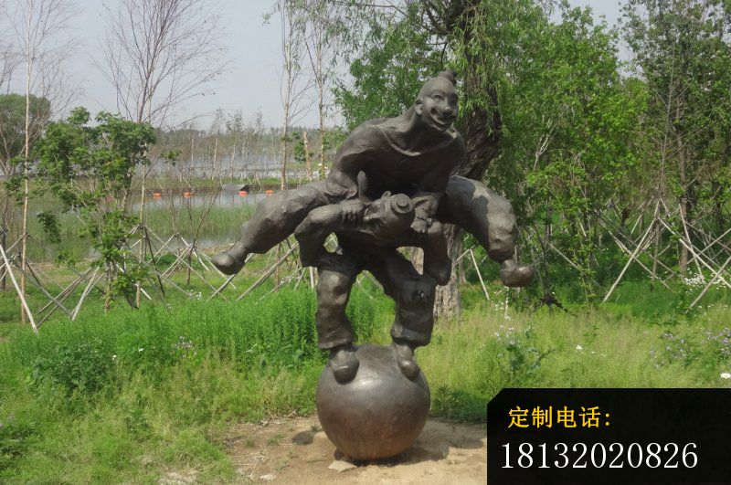 站在球上面跳山羊的人物铜雕，园林景观铜雕_800*531