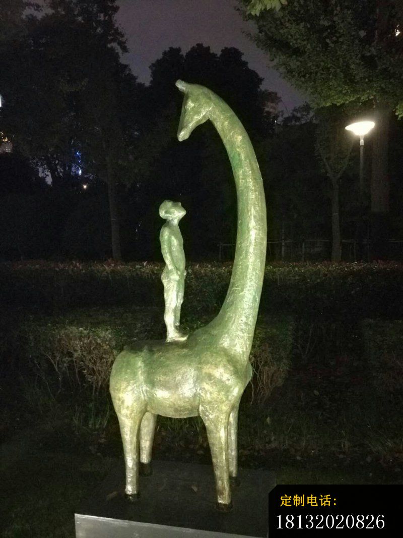 站在长颈鹿背上的人物铜雕，公园景观铜雕_800*1066