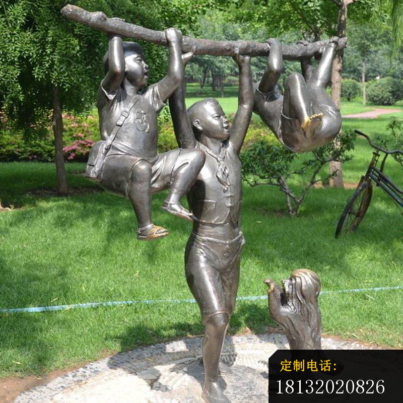捉着树枝玩耍的小孩铜雕公园小品铜雕_800*800