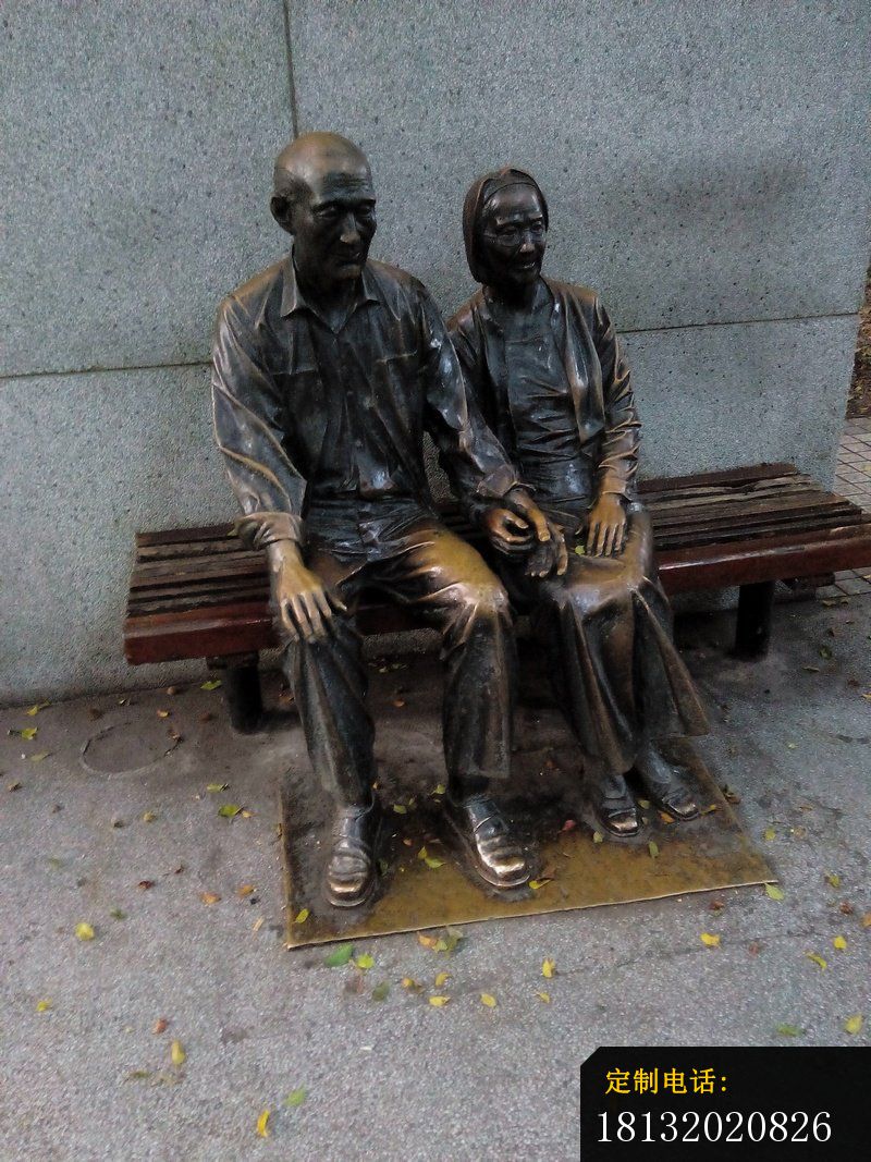 坐在椅子上的老年夫妻铜雕，步行街小品铜雕_800*1067