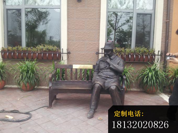 坐在长椅上的西方人物铜雕，街边小品铜雕_680*510