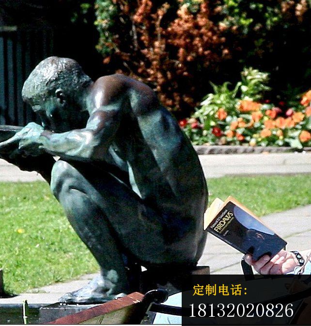 坐着喝水的西方人物铜雕，公园景观铜雕_642*671