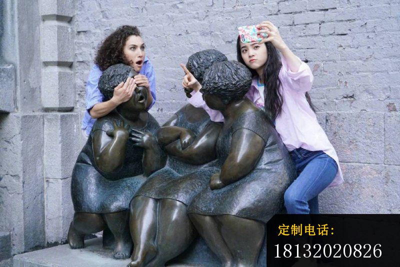 坐着聊天的女人铜雕，步行街小品铜雕_800*534