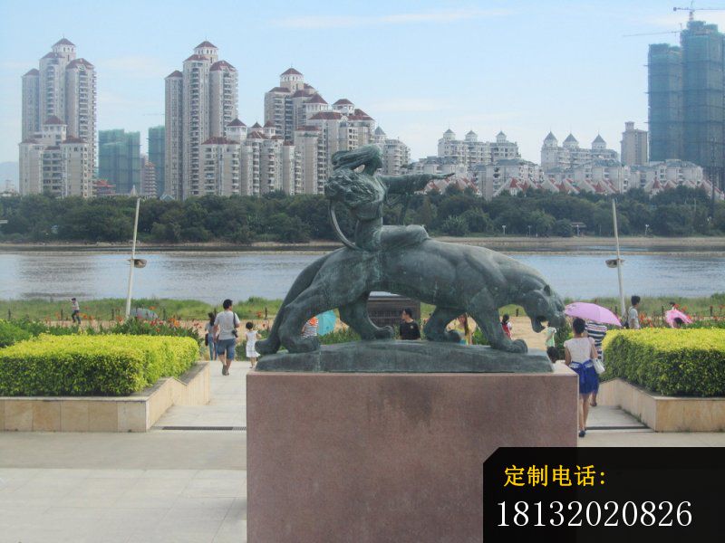 坐着狮子的女人铜雕，广场景观铜雕_800*600