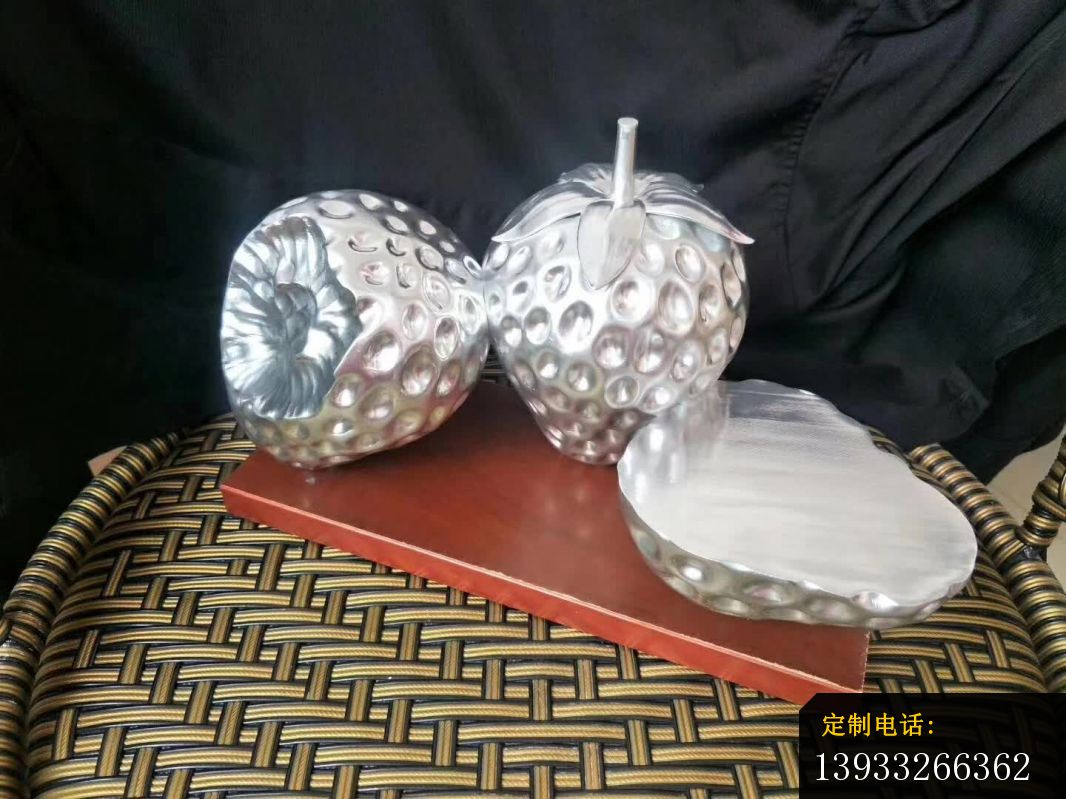 不锈钢草莓造型雕塑_1066*799