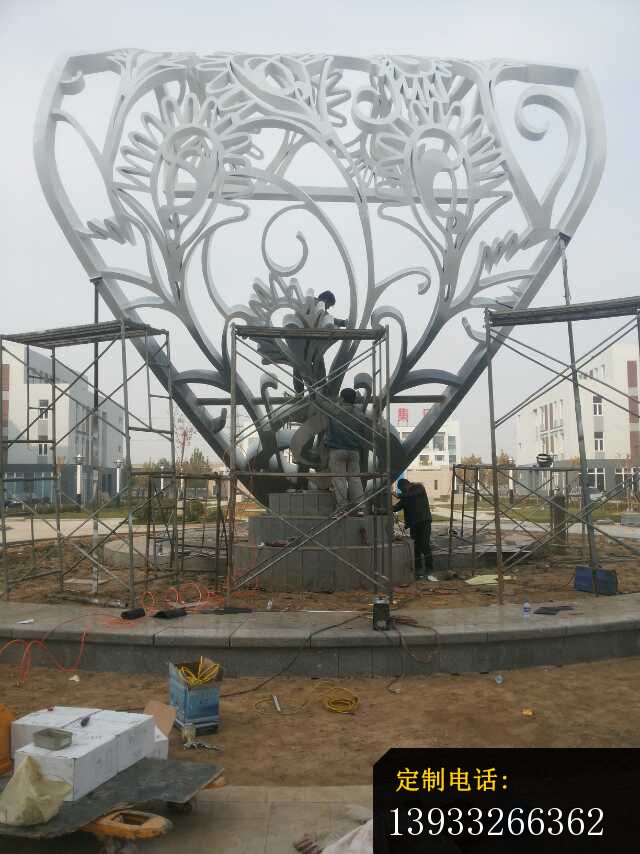 不锈钢大型雕刻镂空雕塑_640*854