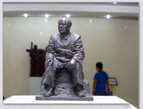 商丘坐着的毛主席伟人铜雕