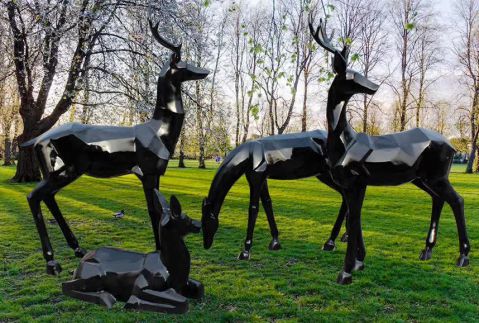 黑色几何鹿雕塑