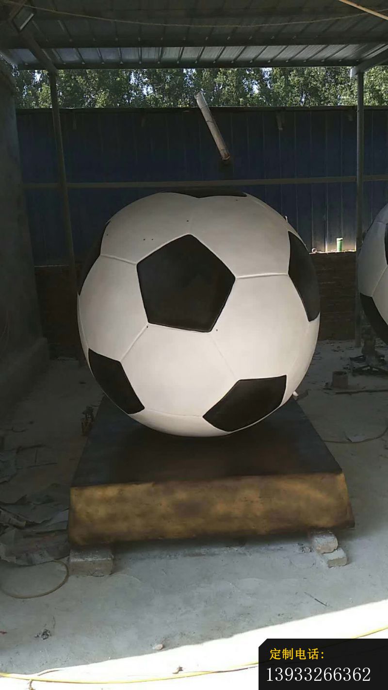 学校不锈钢足球景观雕塑_800*1422
