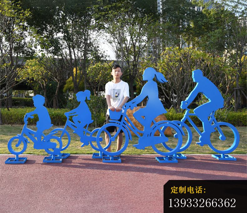 公园抽象一家四口骑单车雕塑_790*683