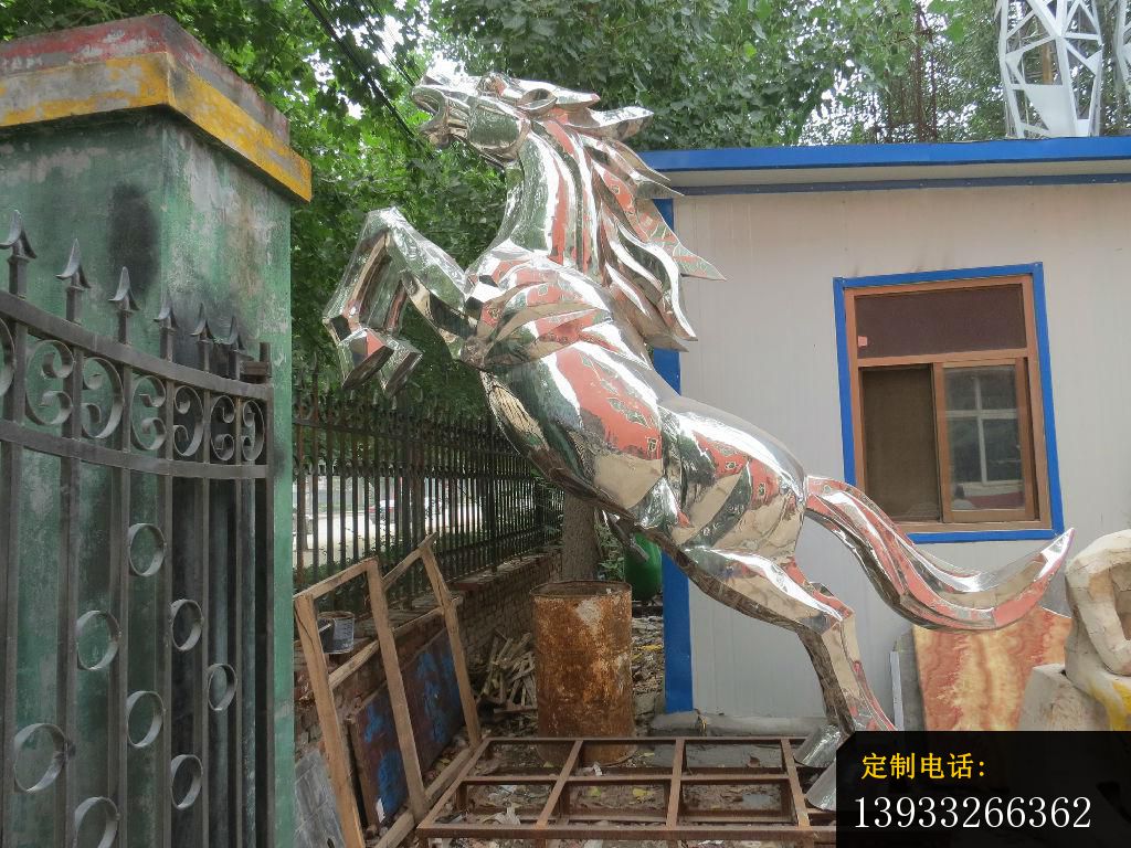 公园不锈钢奔跑的马动物雕塑_1024*768