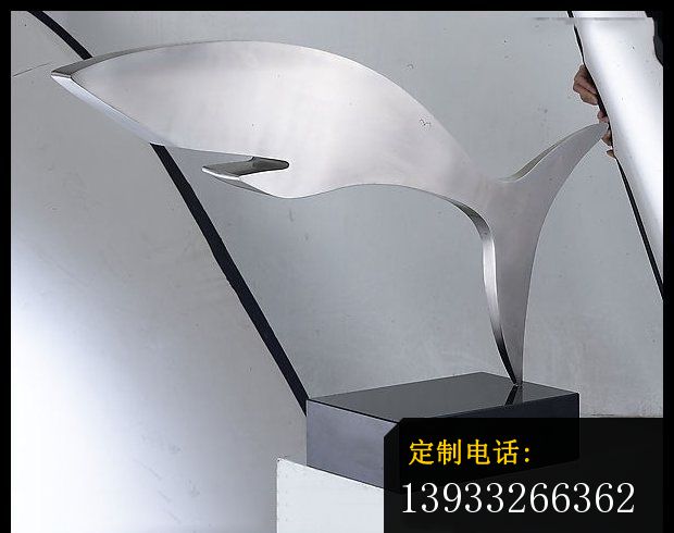 不锈钢抽象鲸鱼雕塑_620*490