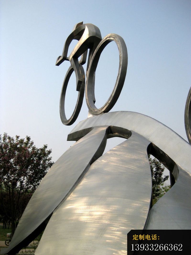 广场不锈钢自行车人物雕塑_799*1066
