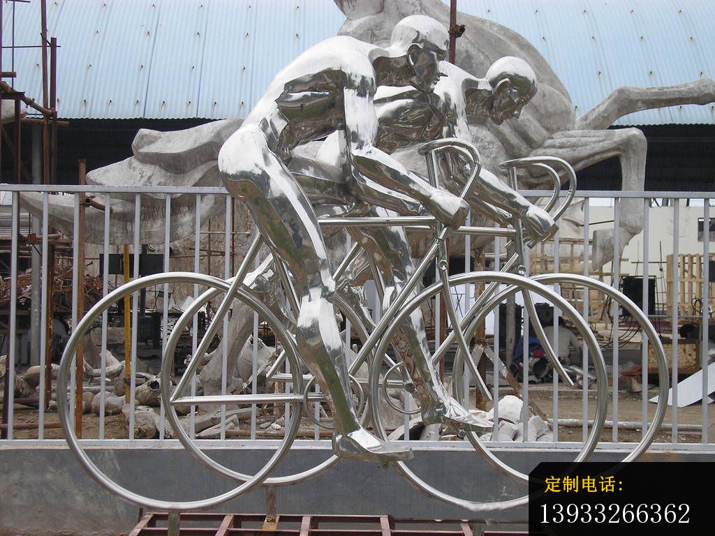 公园不锈钢骑自行车的人物雕塑_1024*768