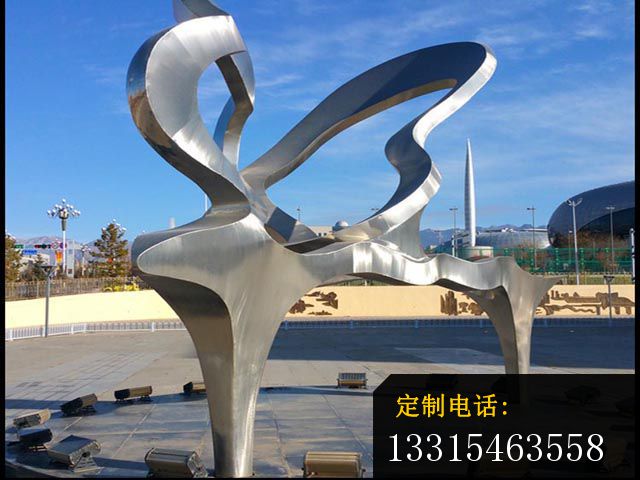 不锈钢抽象钢琴雕塑_640*480