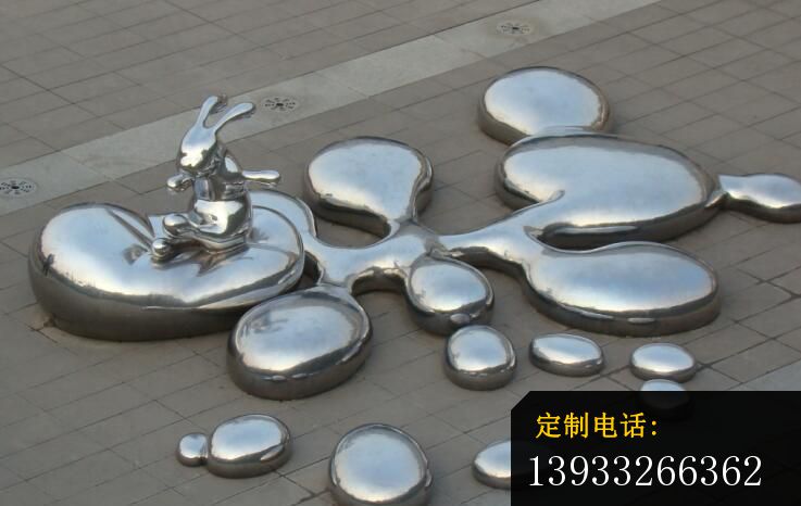 广场不锈钢水珠和兔子景观雕塑_737*466