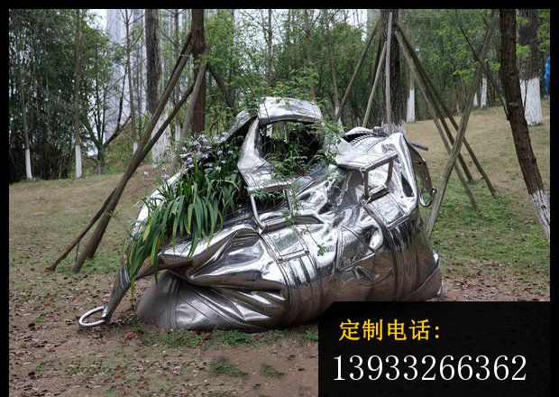 公园不锈钢手提包造型雕塑_620*440