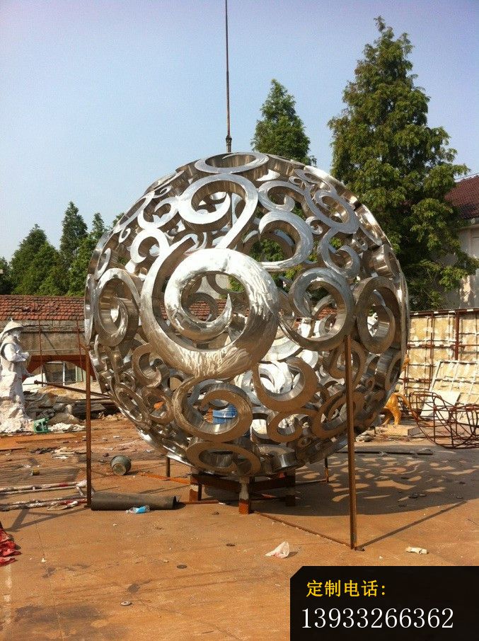 广场大型不锈钢镂空球景观雕塑_677*906