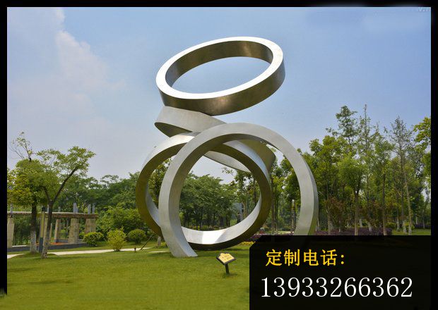 公园不锈钢叠着的圆环雕塑_620*440