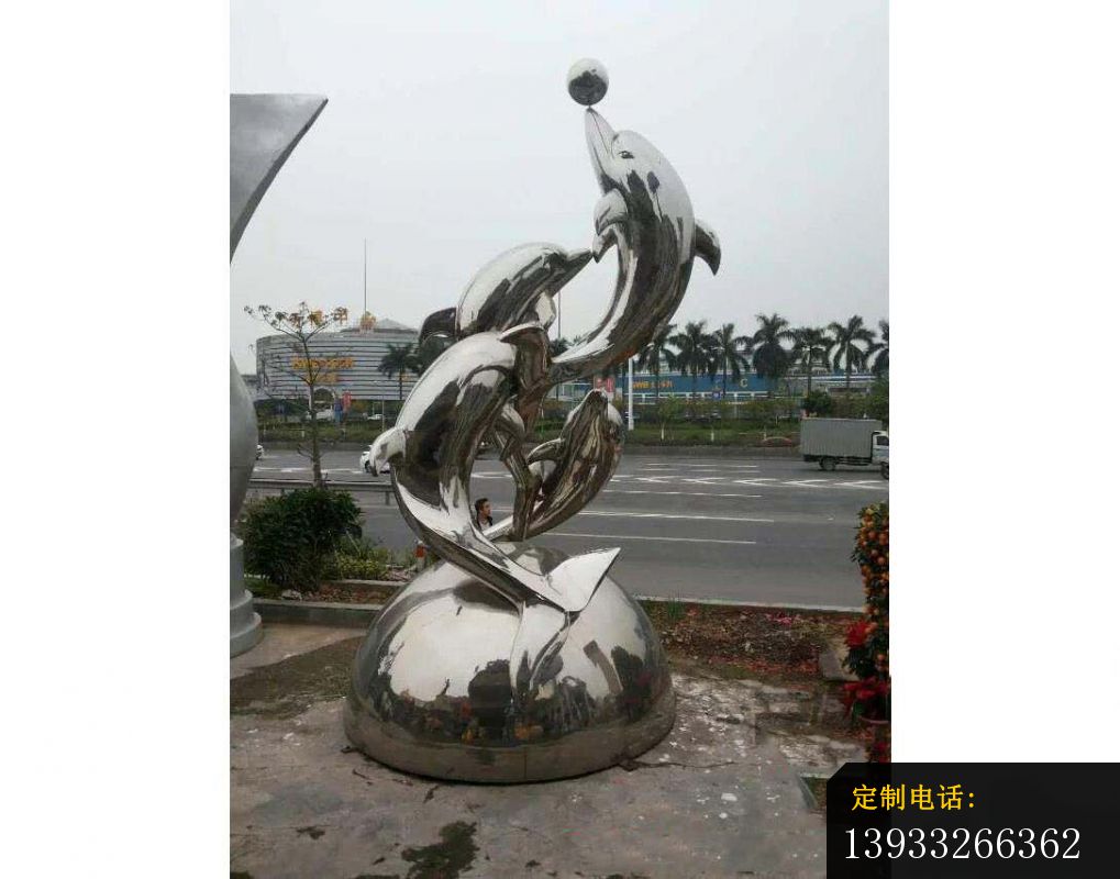 公园不锈钢顶球的海豚雕塑_1019*800