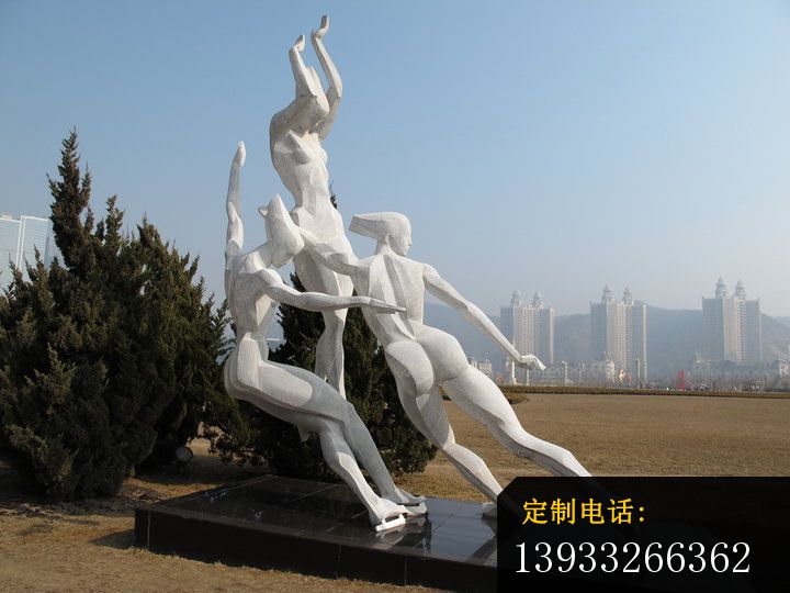 广场不锈钢滑冰的女孩雕塑_720*540