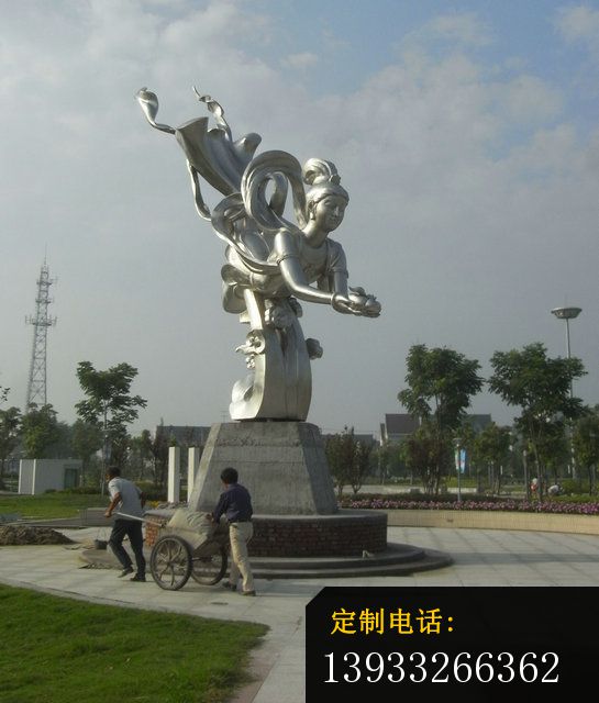 公园不锈钢拿仙桃的仙女雕塑_545*640