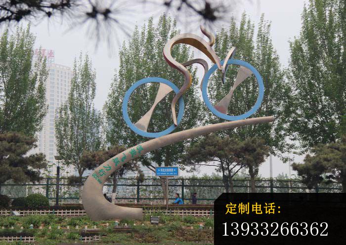 公园不锈钢骑单车人物雕塑_700*497