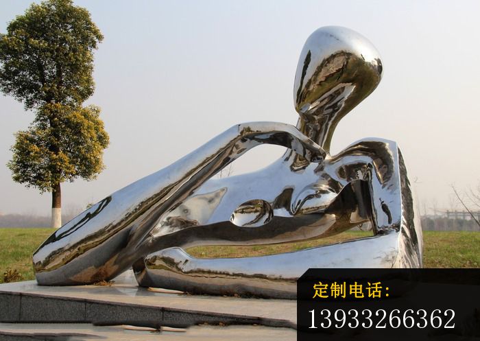 广场不锈钢手托下巴的女人雕塑_700*497