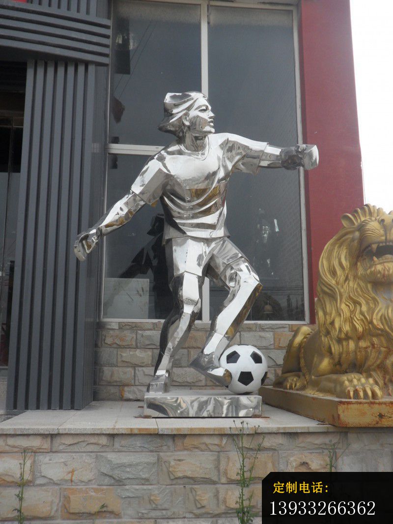 广场不锈钢踢足球的女孩雕塑_800*1066