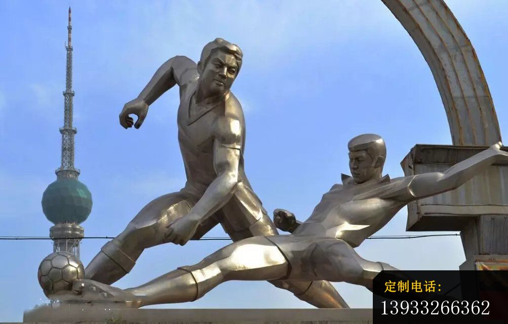 公园不锈钢踢足球的人物雕塑_1003*640