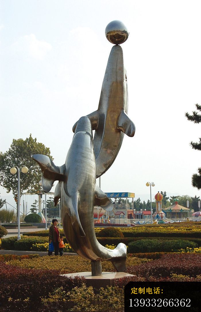 广场不锈钢戏球的海豚雕塑_700*1085