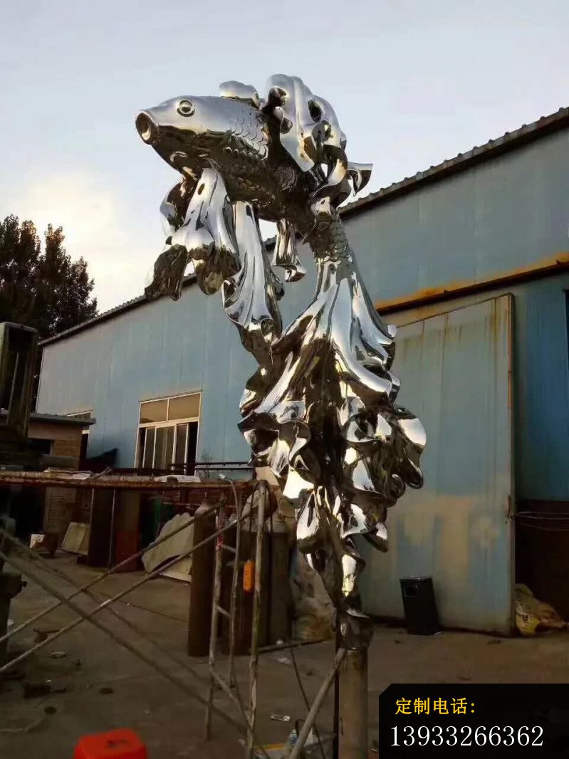 不锈钢创意造型鱼雕塑_799*1066