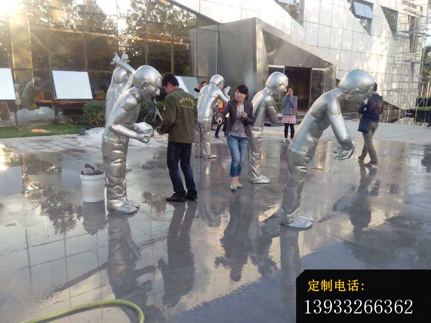 广场不锈钢人物造型雕塑_853*640