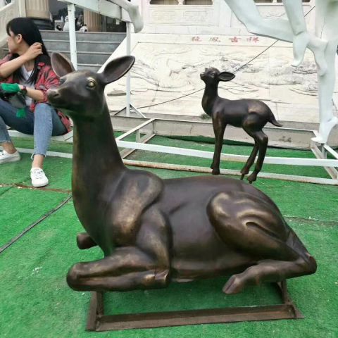 铸铜广场动物鹿雕塑 