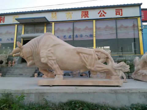 晚霞红石雕牛