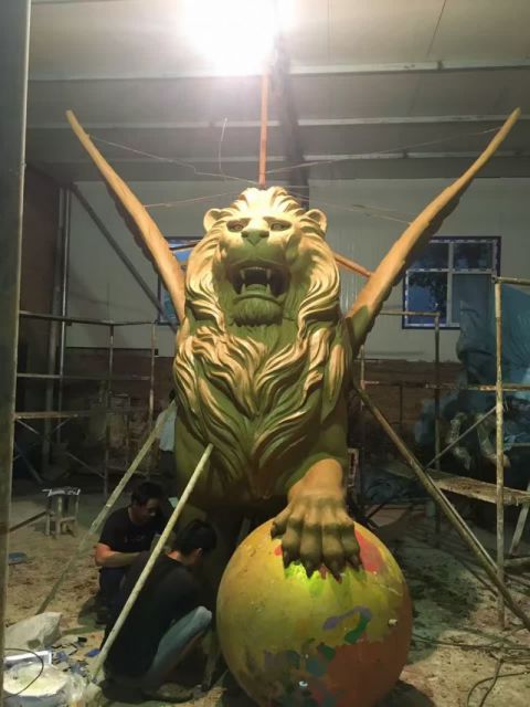 踩球飞狮铜雕